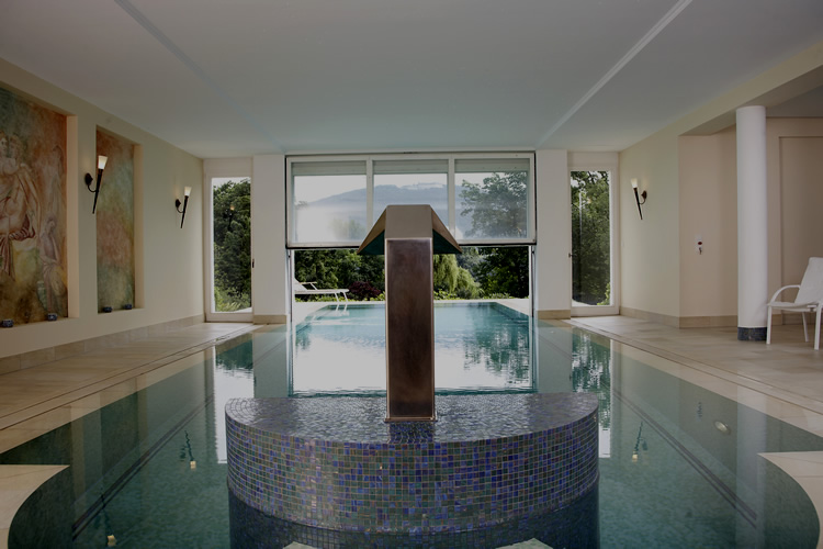 Startbild ein Aussenbecken in der Nacht /Hallenbad mit Schwalldusche